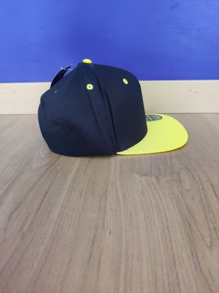 Gorra negra y amarilla