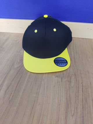Gorra negra y amarilla