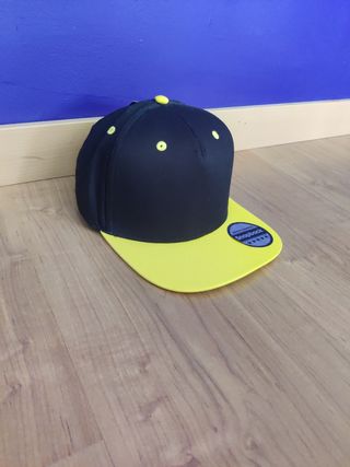Gorra negra y amarilla
