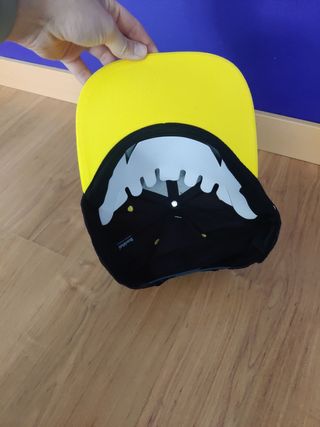 Gorra negra y amarilla