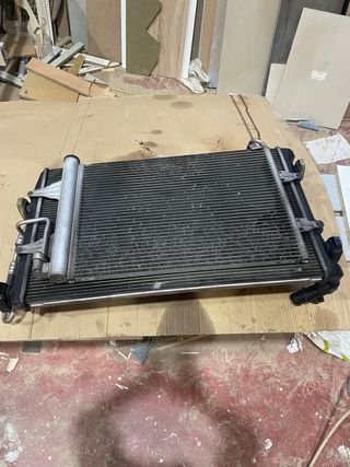 Radiador de aire acondicionado y radiador central