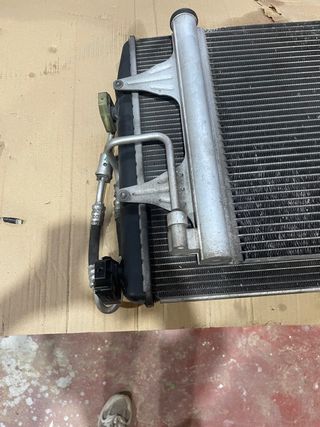 Radiador de aire acondicionado y radiador central