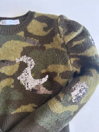 Jersey camuflaje y lentejuelas Zara