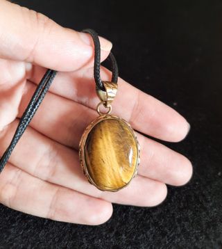 Colgante de Ojo de Tigre y Latón