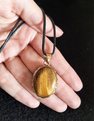 Colgante de Ojo de Tigre y Latón