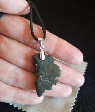 Colgante Cabeza Maya de Serpentina y Plata de Ley.