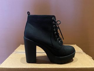 Botines nuevos con cordones