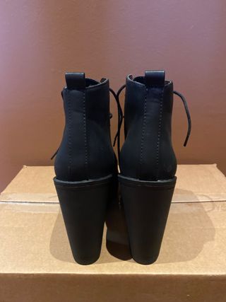 Botines nuevos con cordones