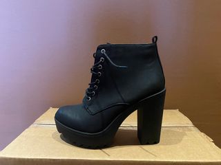 Botines nuevos con cordones