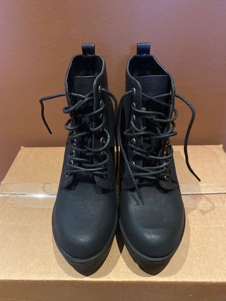 Botines nuevos con cordones