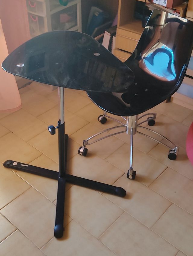 Juego de mesa y silla.