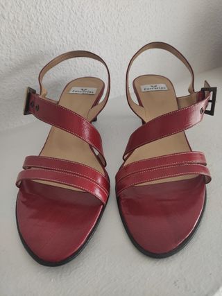 Sandalias tacón medio rojo burdeos Ferrerias, 40