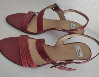 Sandalias tacón medio rojo burdeos Ferrerias, 40