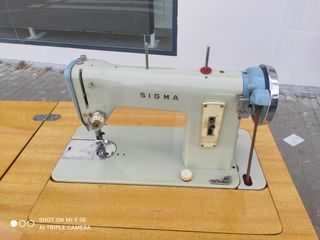 Máquina de coser Sigma antigua modelo 110.
