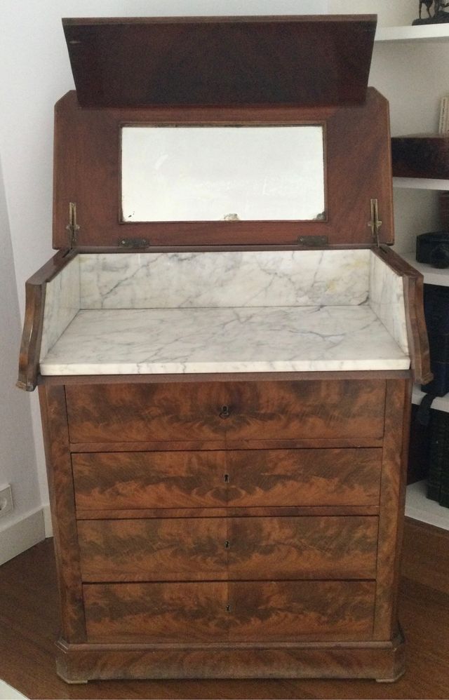Cómoda francesa antigua de caoba y mármol