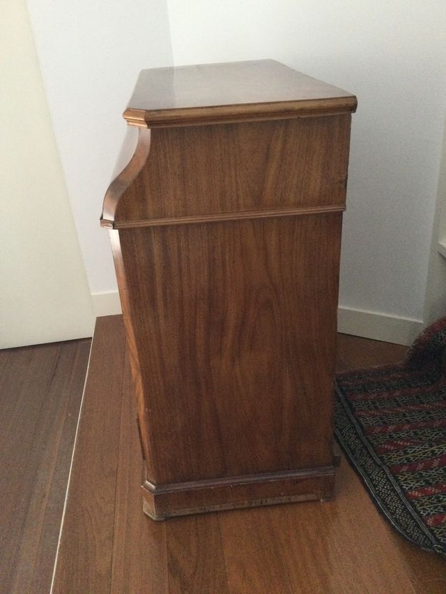 Cómoda francesa antigua de caoba y mármol