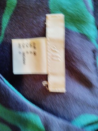 vestido nailo azul marino con flores verdes