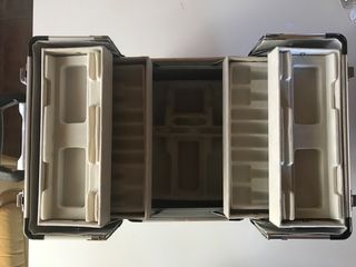 Maletín de maquillaje metálico