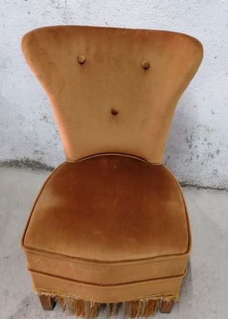 Butaca aterciopelada.