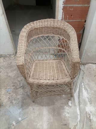 Butaca de mimbre antigua
