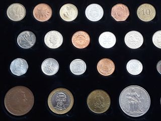 Monedas del mundo en expositor