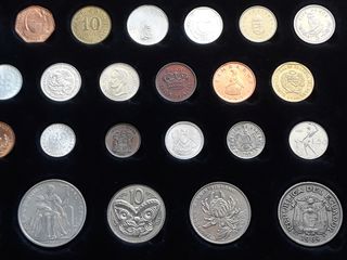Monedas del mundo en expositor