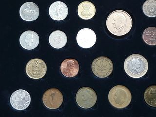 Monedas del mundo en expositor
