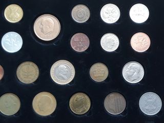 Monedas del mundo en expositor