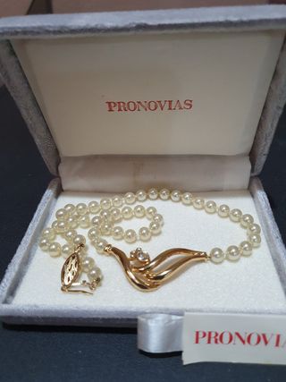 Collar de perlas y colgante. Estuche. De Pronovias