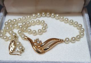 Collar de perlas y colgante. Estuche. De Pronovias