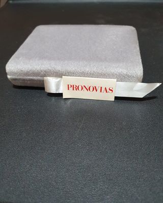 Collar de perlas y colgante. Estuche. De Pronovias