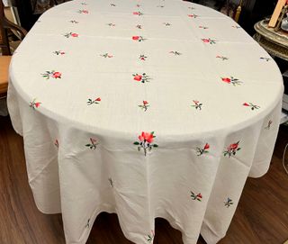 Mantel de lino con flores bordadas