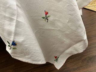 Mantel de lino con flores bordadas