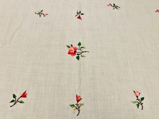 Mantel de lino con flores bordadas