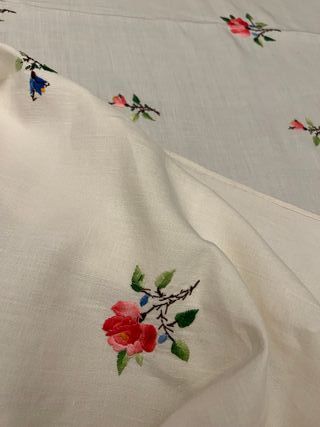 Mantel de lino con flores bordadas