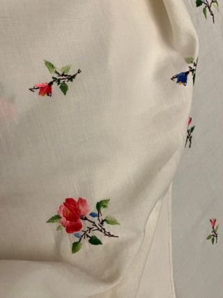 Mantel de lino con flores bordadas