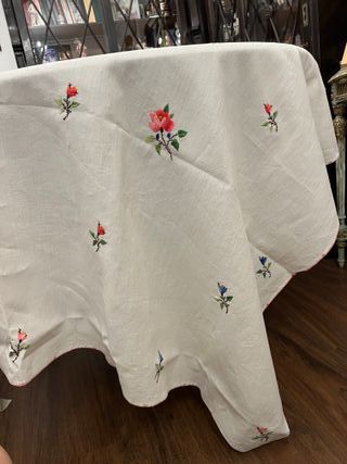 Mantel de lino con flores bordadas
