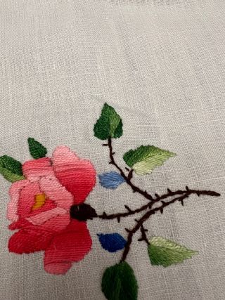 Mantel de lino con flores bordadas
