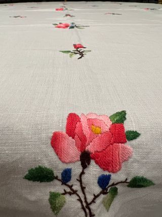 Mantel de lino con flores bordadas