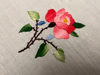 Mantel de lino con flores bordadas