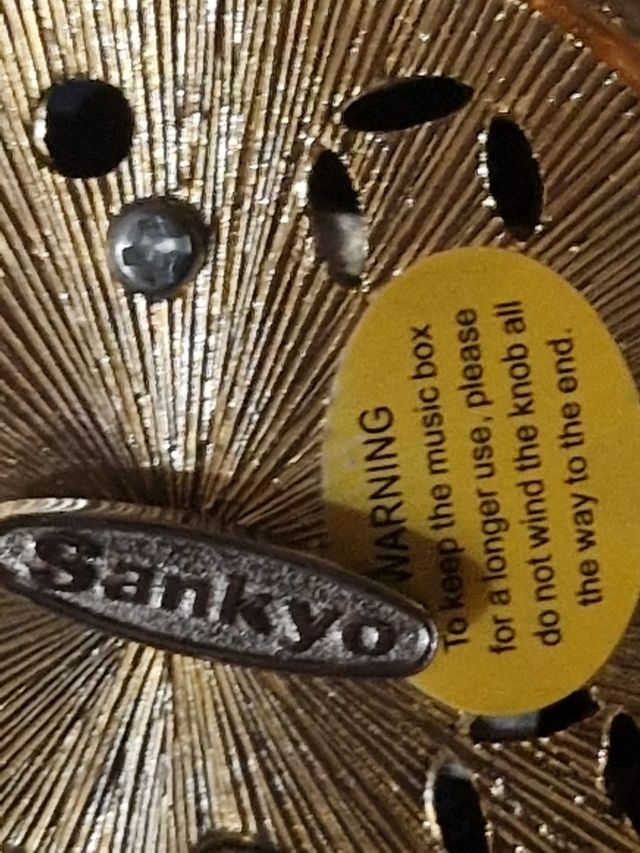 Huevo estilo Faberge con la musica,rama de flores