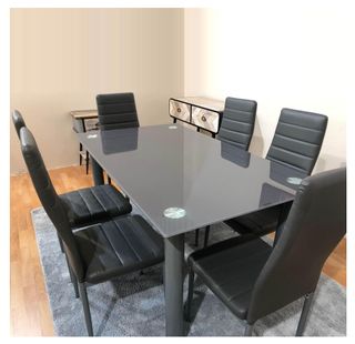 Mesa con crital y seis sillas polipiel