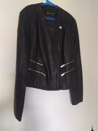 cazadora polipiel Straudivarius, nueva, talla M, 2