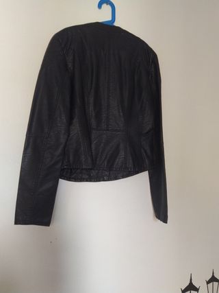 cazadora polipiel Straudivarius, nueva, talla M, 2
