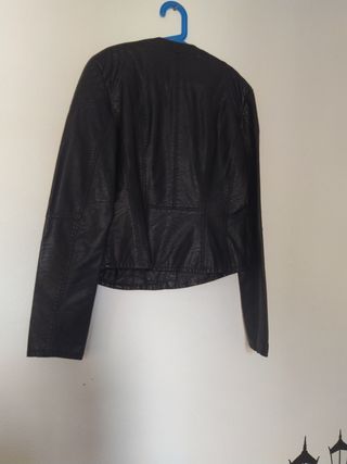 cazadora polipiel Straudivarius, nueva, talla M, 2