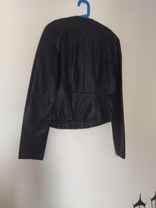 cazadora polipiel Straudivarius, nueva, talla M, 2
