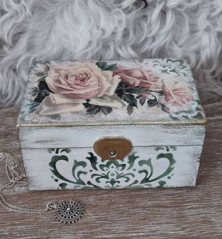 Caja de madera decorada