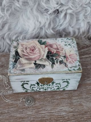 Caja de madera decorada