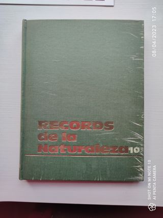 Libro Records de la Naturaleza. Tapa dañada