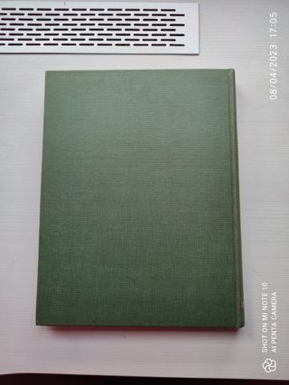 Libro Records de la Naturaleza. Tapa dañada